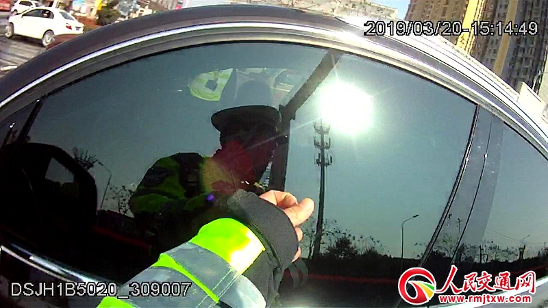 ���ϳ���ֱ��һ���(du��)��С܇���T���� ������(qu��n)�����Ξ鳬�T