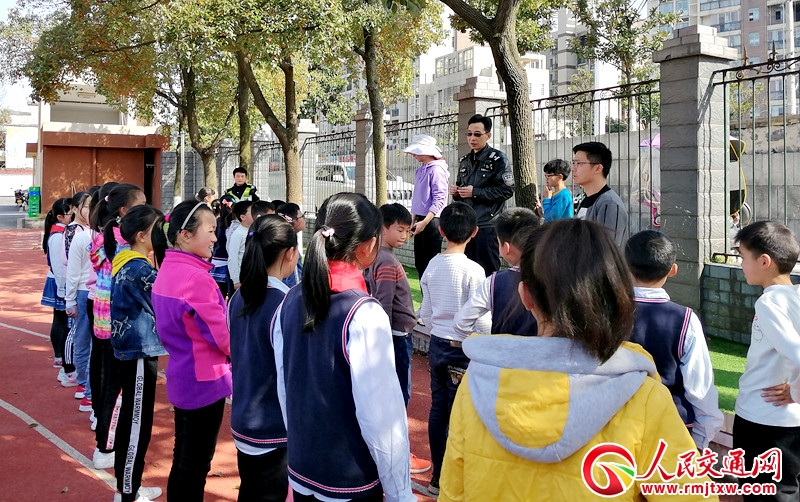 ���ϳ��½���ֱ��һ���(du��)�_չ��С�W(xu��)����ͨ��ȫ���������ܻ��(d��ng)