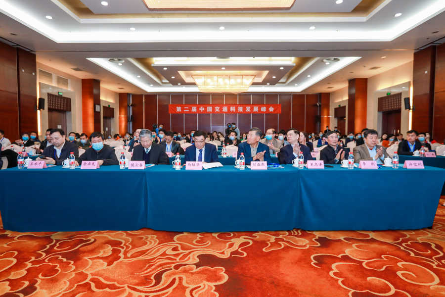 �ڶ����Ї���ͨ�Ƽ��l(f��)չ����ھ��e��